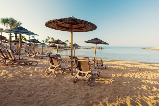 日の出の地中海、キプロス島、アギアナパのニッシビーチの近くの美しい風景。夏休み。