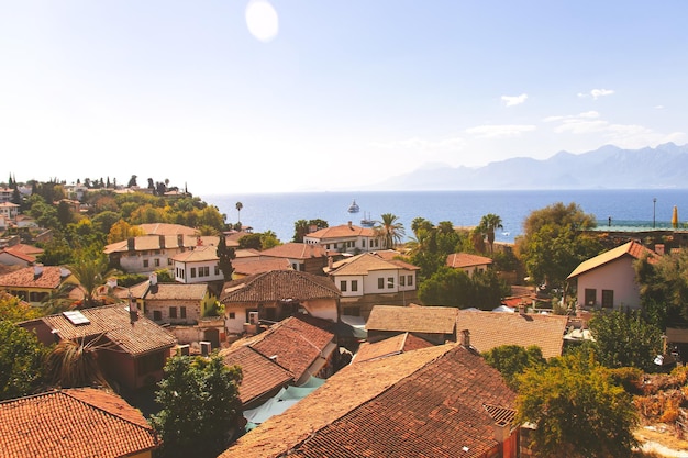 Bellissimo paesaggio della città vecchia di antalya nella soleggiata giornata autunnale.