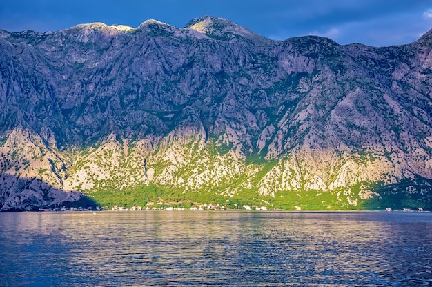 Perast의 아름다운 풍경 - Boka Kotor 베이 Boka Kotorska, Montenegro, Europe의 해안에 있는 유서 깊은 마을. Kotor Bay는 유네스코 세계 문화 유산입니다.