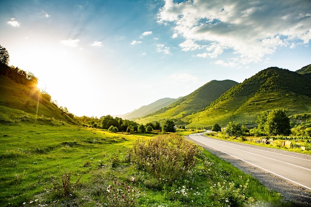 Una bellissima fotografia di paesaggio con le montagne del caucaso in georgia