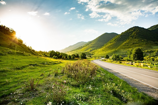 Una bellissima fotografia di paesaggio con le montagne del caucaso in georgia