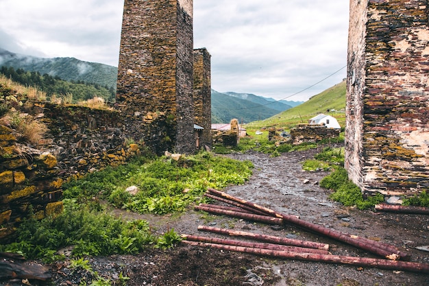 Photo a beautiful landscape photography with old village usghuli in caucasus mountains in georgia