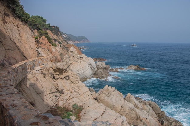 地中海カタルーニャの美しい風景の岩の多い海岸