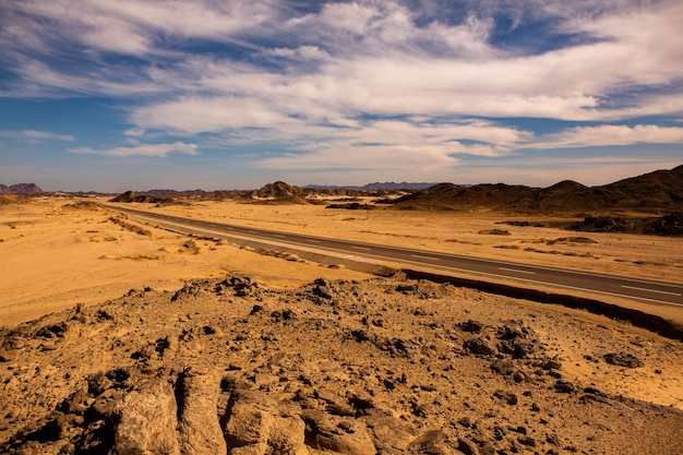 エジプトの砂丘の美しい風景。サハラ砂漠。オレンジ色の砂の波の背景。