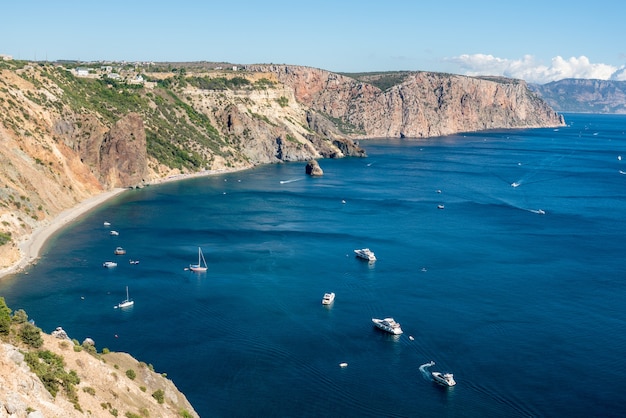 Foto bellissimo paesaggio della costa del mare in una giornata di sole con cielo sereno