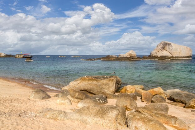 タイの晴れた日の海岸の美しい風景