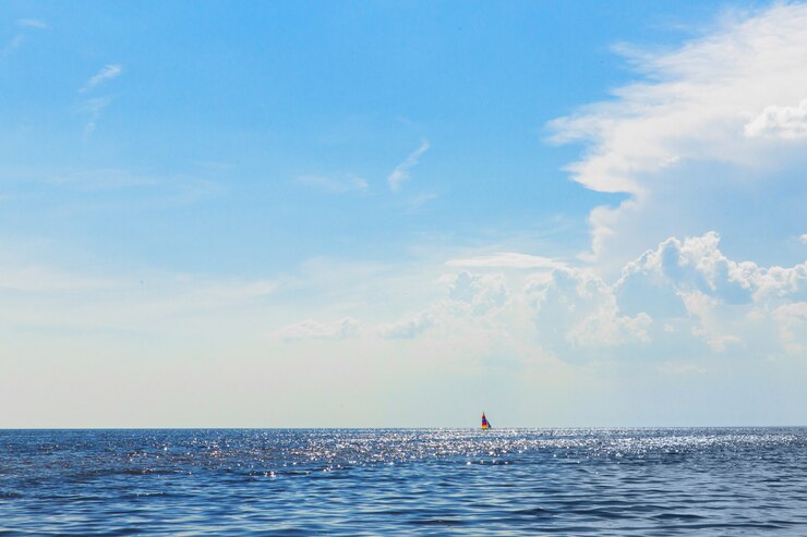 Photo beautiful landscape of the sea. water skyline. ship on the horizon