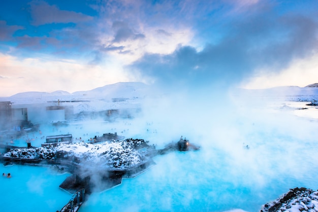 Красивый пейзаж и закат возле термального источника Голубая Лагуна в Исландии