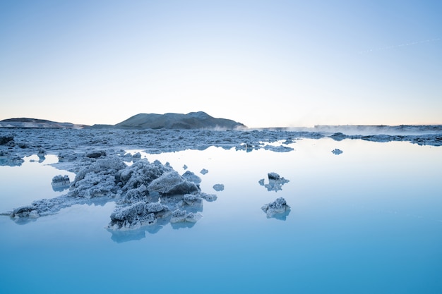 Bei paesaggio e tramonto vicino alla stazione termale blu della sorgente di acqua calda della laguna in islanda