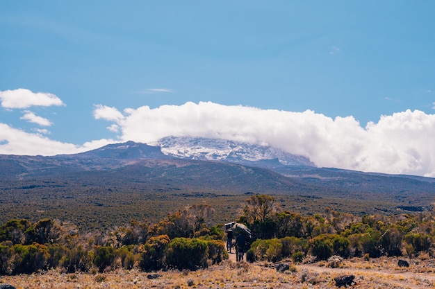 Photo beautiful landscape of tanzania and kenya from kilimanjaro mountain. rocks, bushes and empty volcanic terrain around the kilimanjaro volcano.