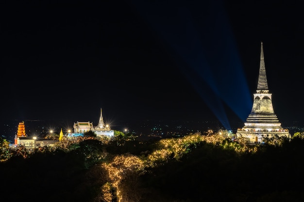 丘の上の寺院の美しい風景