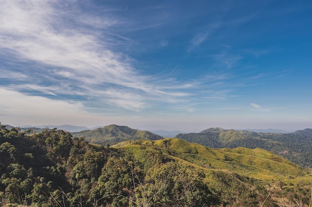 写真 カオ・カオ・チャン・プアック山の美しい風景と層の山々トン・パ・プム国立公園の最高峰はカオ・チャン・プアックとして知られています