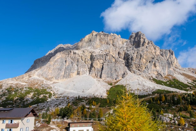 写真 イタリア、ドロミティのアゴルドとコルティナダンペッツォの領土であるファルツァレーゴ峠の美しい風景。