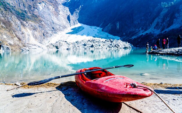 красивый пейзажный вид на ледниковое озеро Капуче Непал