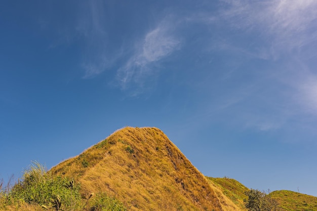 Foto splendida vista panoramica su khao khao chang phueak mountianthong la montagna più alta del parco nazionale di pha phum è conosciuta come khao chang phueak