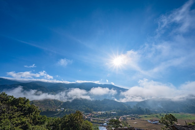 아름다운 풍경과 안개가 산을 덮고 있는 Sapan Village nan ThailandSapan은 산 속의 작고 고요한 마을입니다.