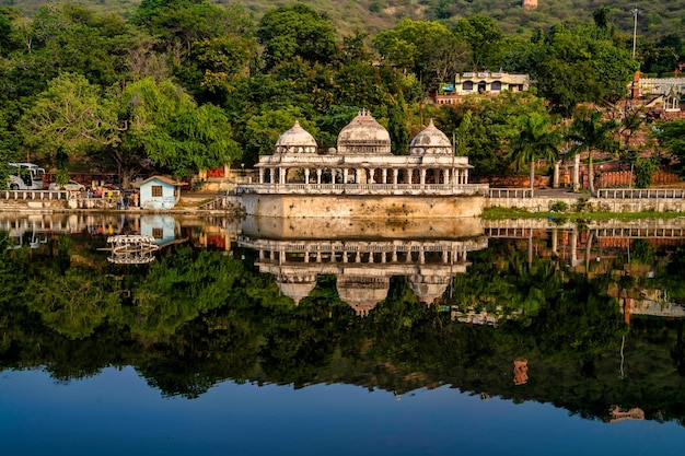 Прекрасный пейзажный вид на памятник Музыкальный сад Дудх Талаи - прекрасный пример современной архитектуры в Удайпуре, Раджастхан.