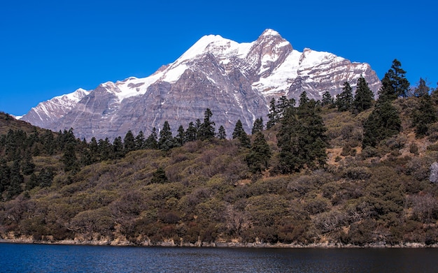 Bella vista del paesaggio della gamma del monte a gorkha, nepal.