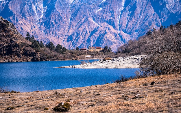 Photo beautiful landscape view of mount shringi  range at gorkha, nepal.