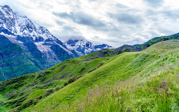 ネパールのモンスーン シーズン中の山脈の美しい風景。