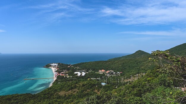 Фото Красивый пейзажный вид на пляж самаэ на смотровой площадке кхао нха як ко лан паттайяко лан остров - знаменитый остров недалеко от города паттайя, таиланд