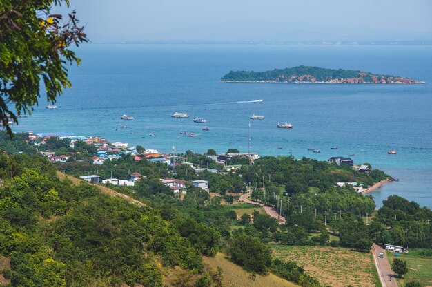 사진 khao nha yak viewpoint koh lan pattayakoh lan 섬은 태국 파타야 시 근처의 유명한 섬에 있는 samae 해변의 아름다운 풍경입니다.