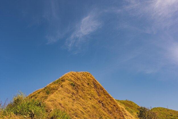 写真 カオ・カオ・チャン・プアック山の美しい風景トン・ファ・プム国立公園の最高峰はカオ・チャン・プアックとして知られています