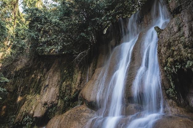 Splendida vista panoramica della cascata di sai yok noi kanchanaburisai yok noi è una cascata conosciuta anche come cascata di khao phang