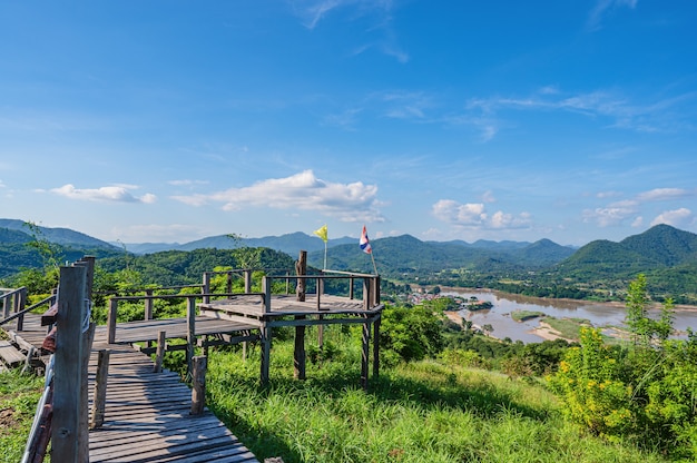 Splendida vista del paesaggio e ponte di legno su phu lamduan a loei thailand.phu lamduan è una nuova attrazione turistica e punto di vista del fiume mekong tra thailandia e loa.