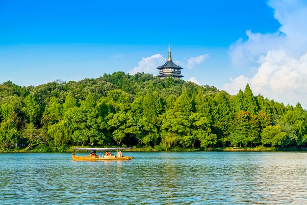 Красивый пейзаж западного озера в Ханчжоу