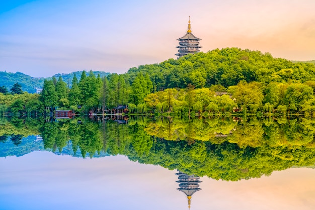 Il bellissimo paesaggio del lago ad ovest di hangzhou