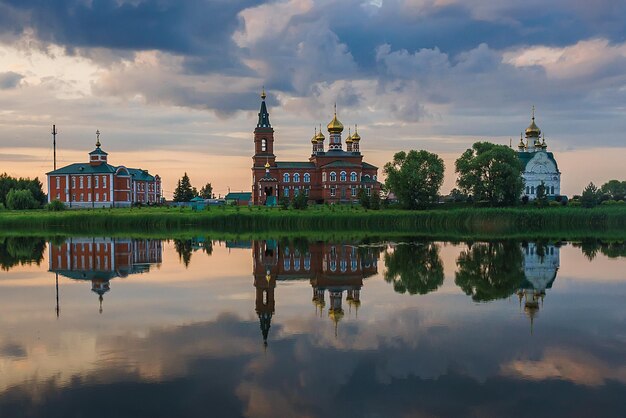 Фото Прекрасный пейзаж с церковью летом на голубом небесном фоне