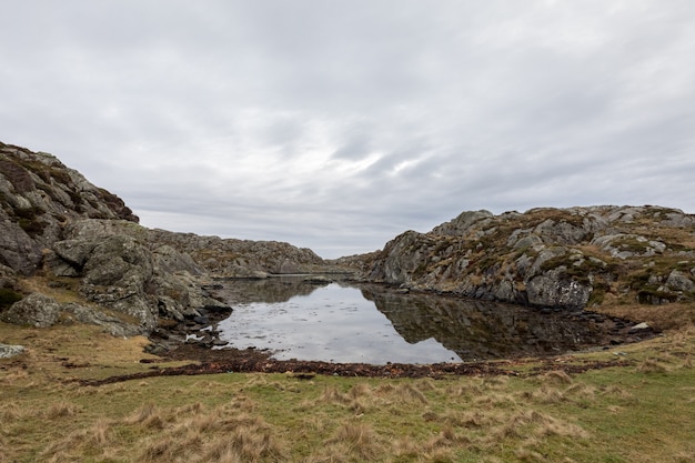 ノルウェー、ハウゲスンのロヴァール諸島のロヴァール島の穏やかな湾の美しい風景。