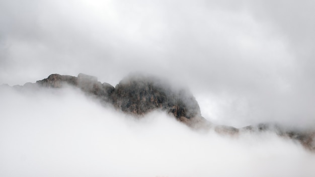 Foto bellissimo paesaggio con nuvole, dolomiti, italia