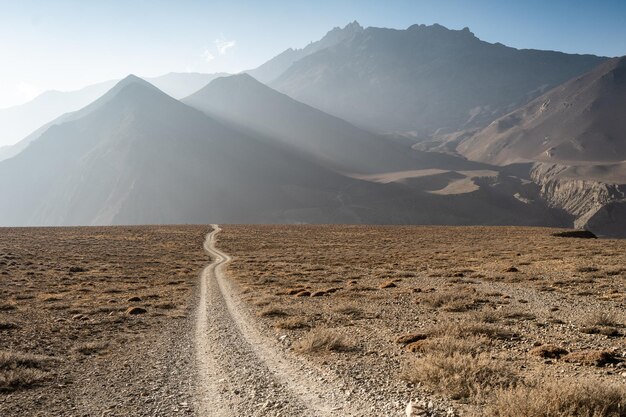 Красивый пейзаж с пустынной дорогой через Гималаи