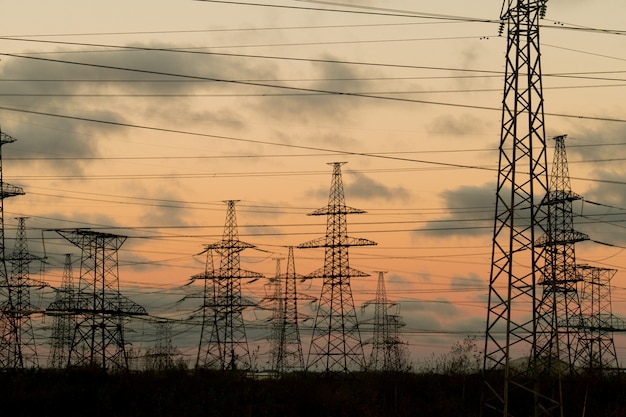 高電圧パイロンと電力線の美しい風景