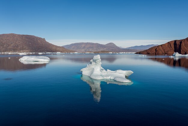 Photo beautiful landscape with iceberg in greenland at summer time. sunny weather.