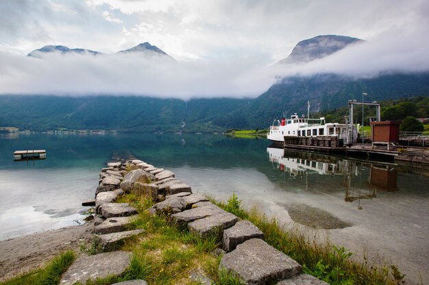 湖とノルウェーのボートの美しい風景