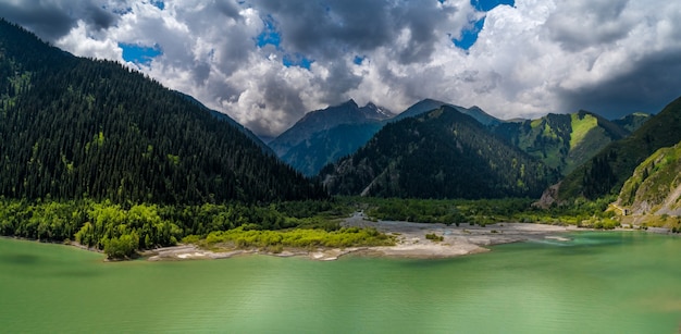 Bellissimo paesaggio con un lago di montagna