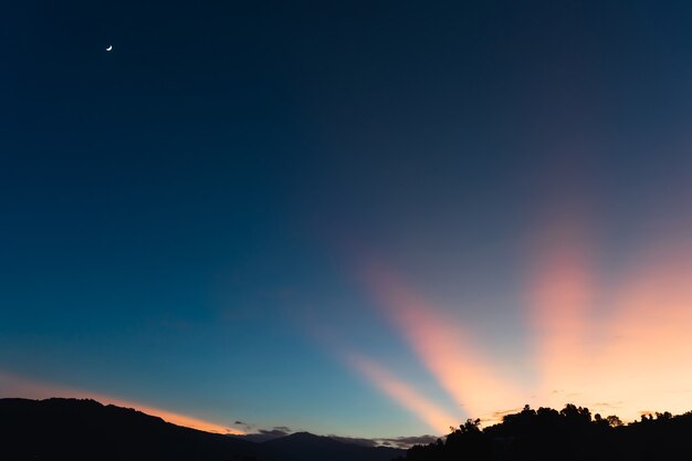 日没時の山脈のある美しい風景。ネパール、ポカラの夕日の風景。ストックフォト。