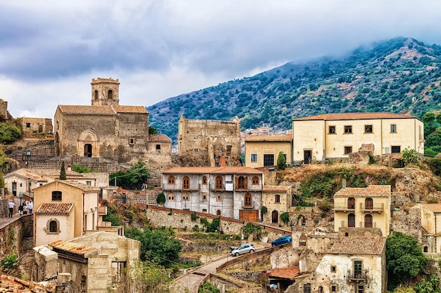 Красивый пейзаж с деревней Савока на горе, остров Сицилия, Италия