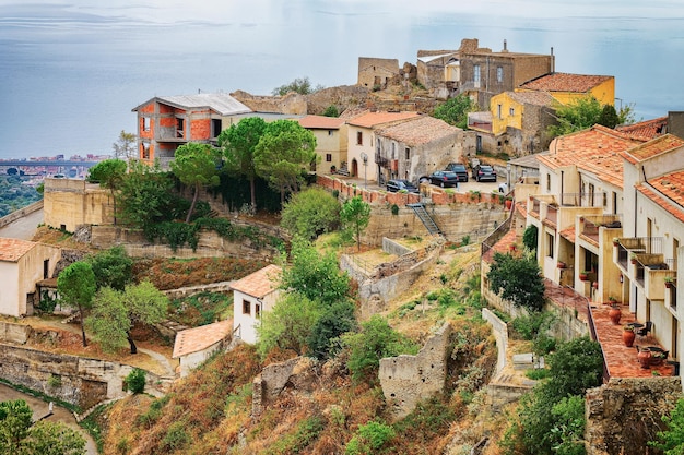 Красивый пейзаж с деревней Савока на горе, Сицилия, Италия