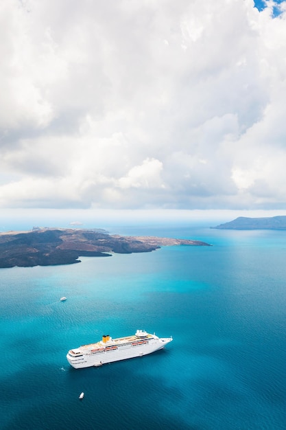 Foto bellissimo paesaggio con vista mare. nave da crociera in mare. isola di santorini, grecia.
