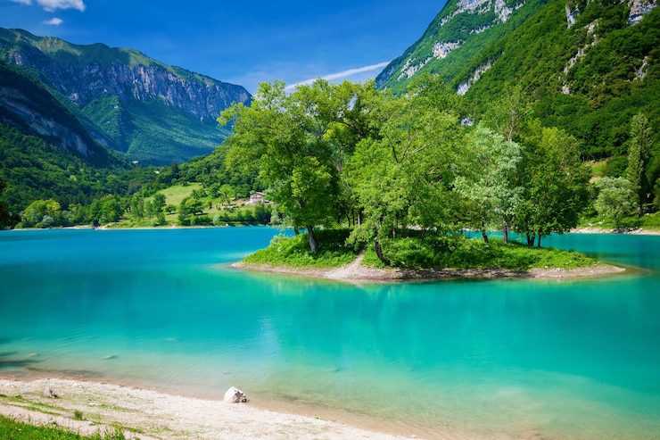 Photo beautiful landscape with the small island in the centre of the mountain lake tenno, trentino, italy