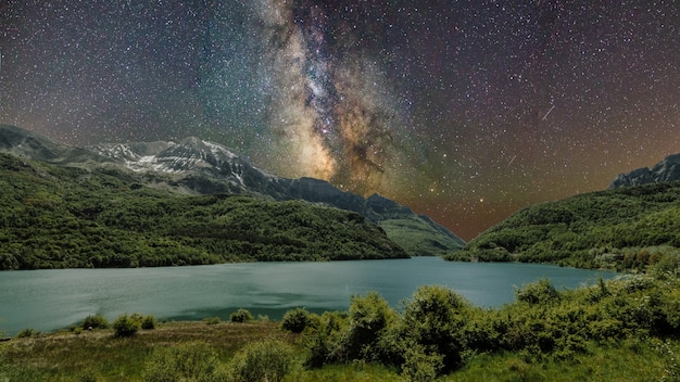 Фото Красивый пейзаж со звездным небом