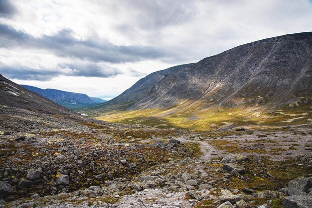 晴れた日のヒビヌイ山脈の頂上にある石と色の苔のある美しい風景。コラ半島、ロシア