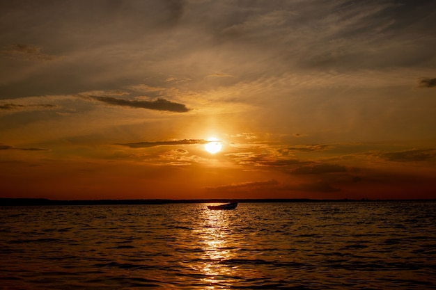 ウクライナのSvityaz湖に沈む夕日の美しい風景。