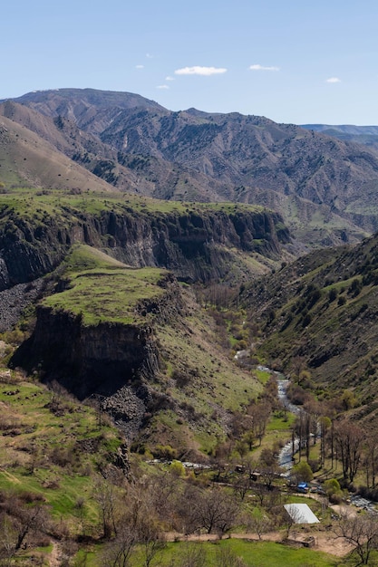 Красивый пейзаж с видом на горы и каньон. Гарни, Армения