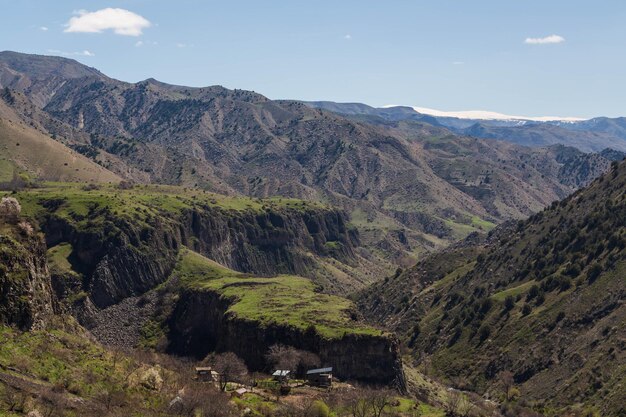 山と峡谷の景色を望む美しい風景。ガルニ、アルメニア