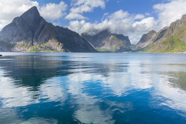 ノルウェー北部のロフォーテン諸島の美しい風景。夏のシーズン。